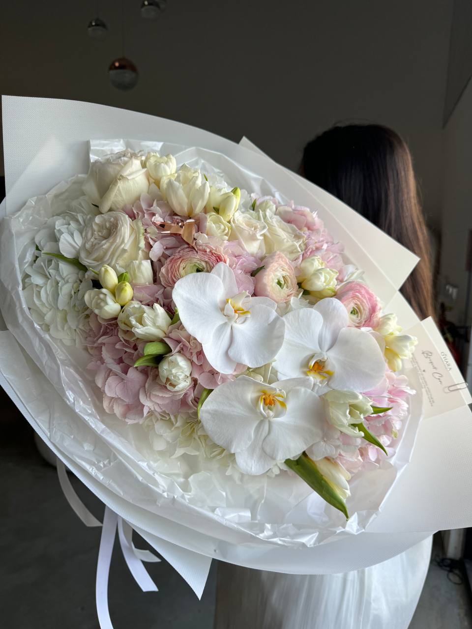 Bouquets for Corporate Gifts: Style, Size and Etiquette in the UAE